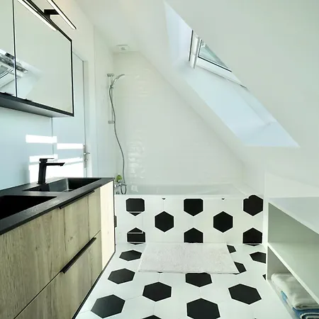 Sophie - 500m De La - Jacuzzi Apartment